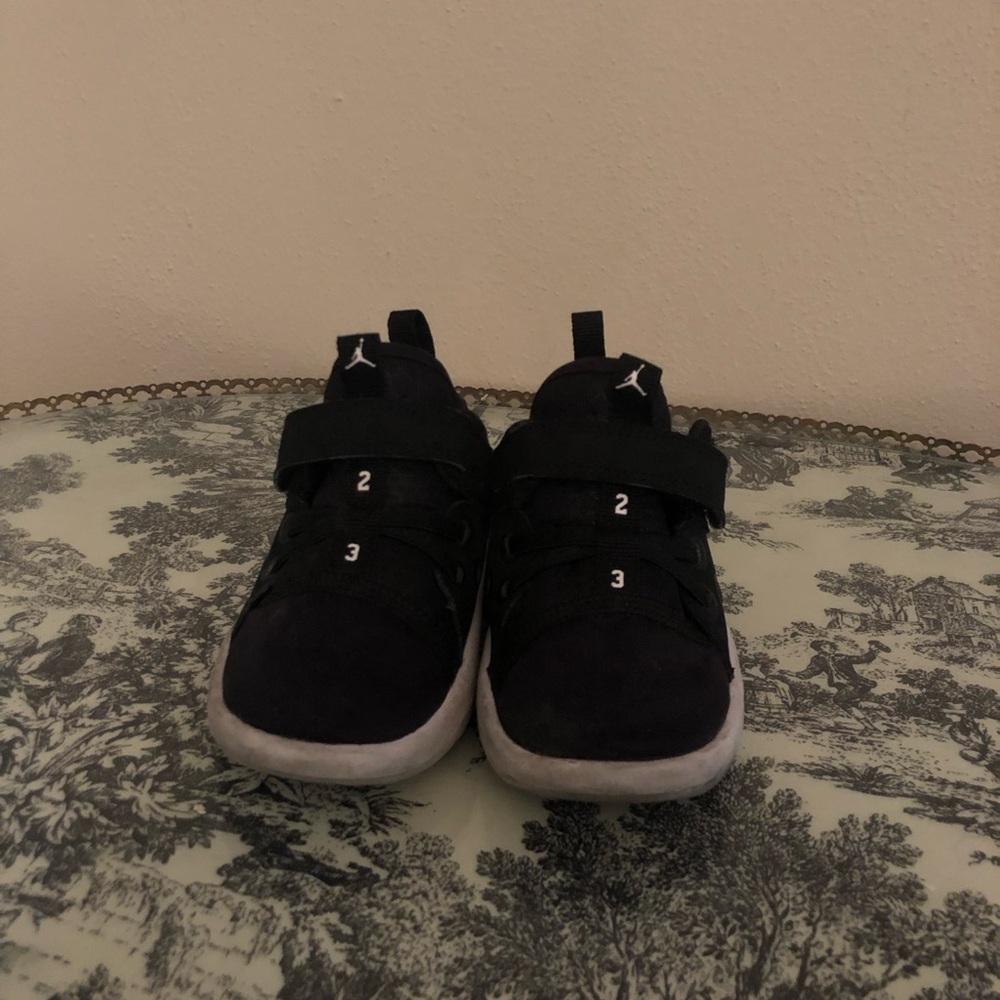 Unisex Jordans Black/White